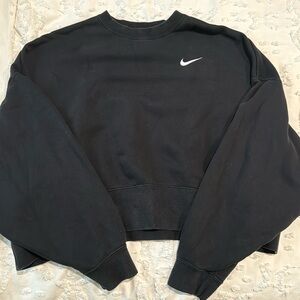Women’s Nike black cropped crew neck